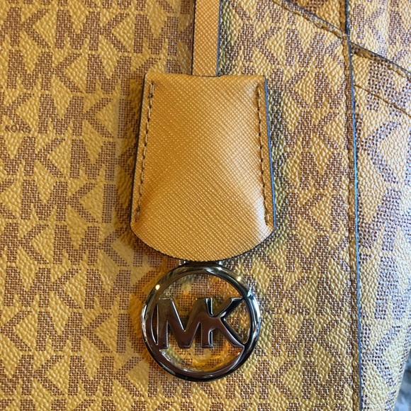 Michael Kors Jet Set Shoulder Bag - Picture 2 of 8